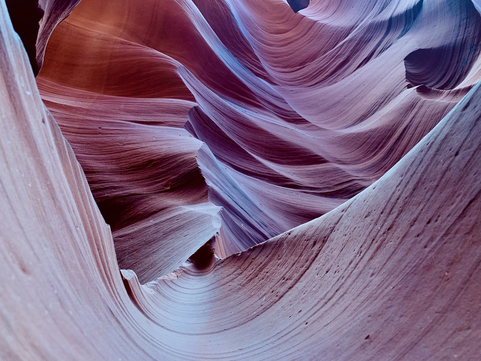 Des formations rocheuses courbes dans un canyon.