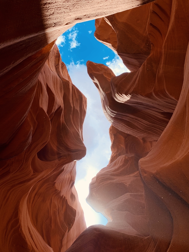 Vue d'un canyon étroit en fente avec des parois rocheuses lisses.