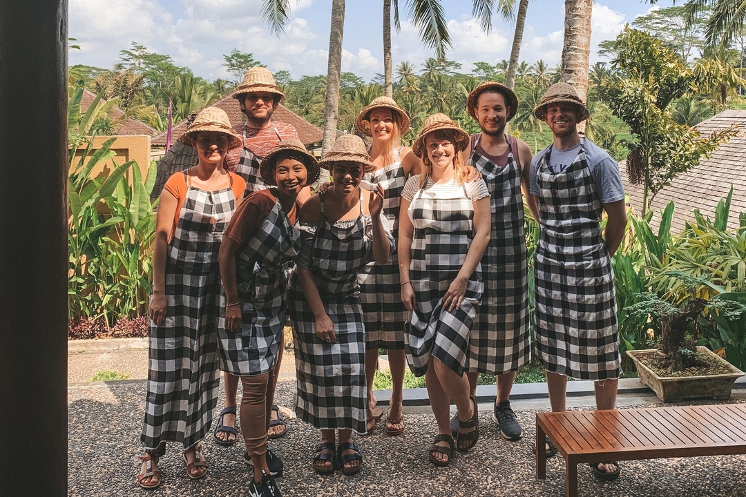 Groupe de personnes en tabliers debout à l'extérieur.
