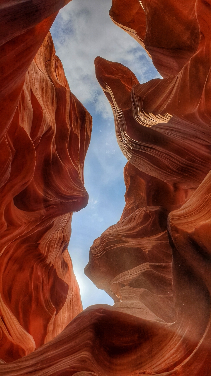 Vue regardant vers le haut de l'ouverture étroite d'Antelope Canyon.