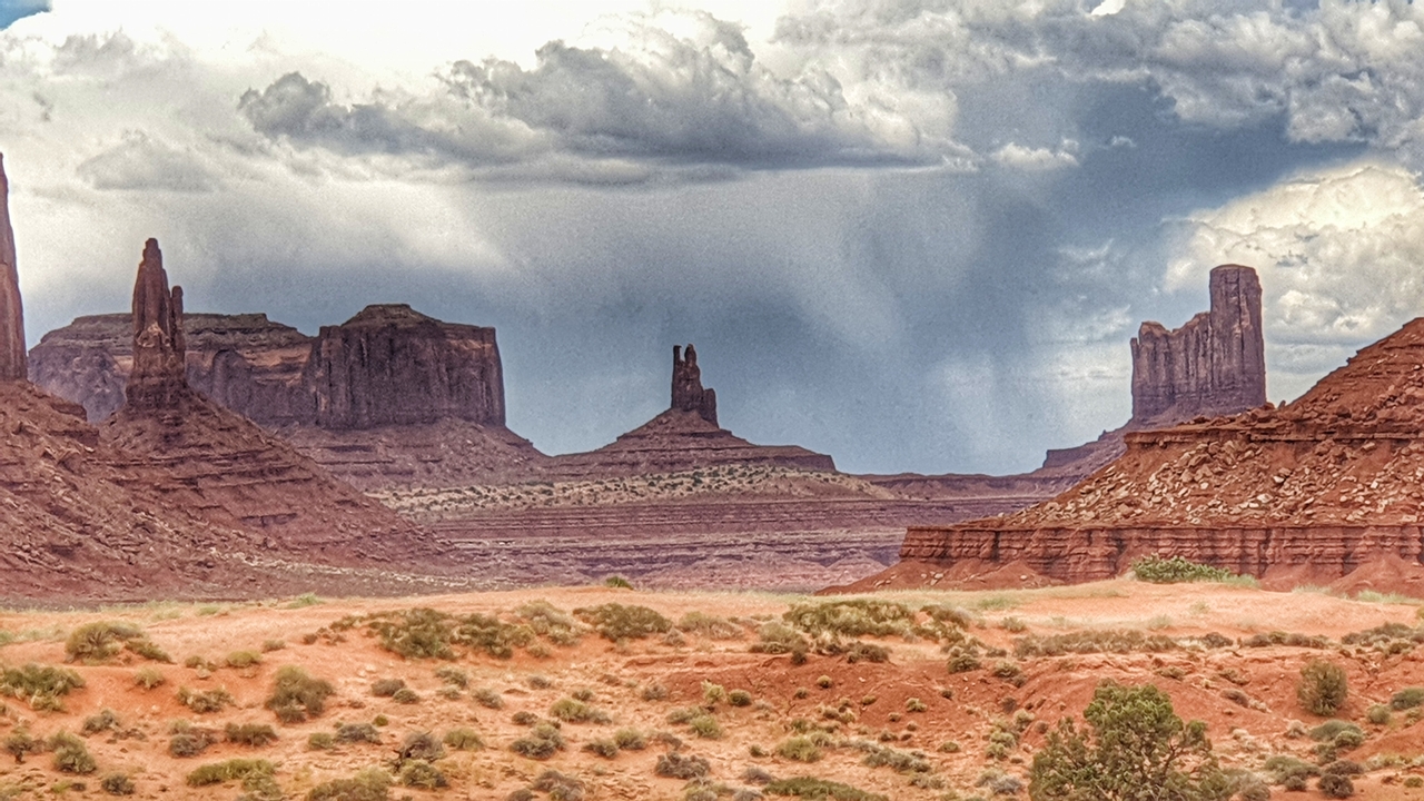 Monument Valley avec des nuages dramatiques en arrière-plan.