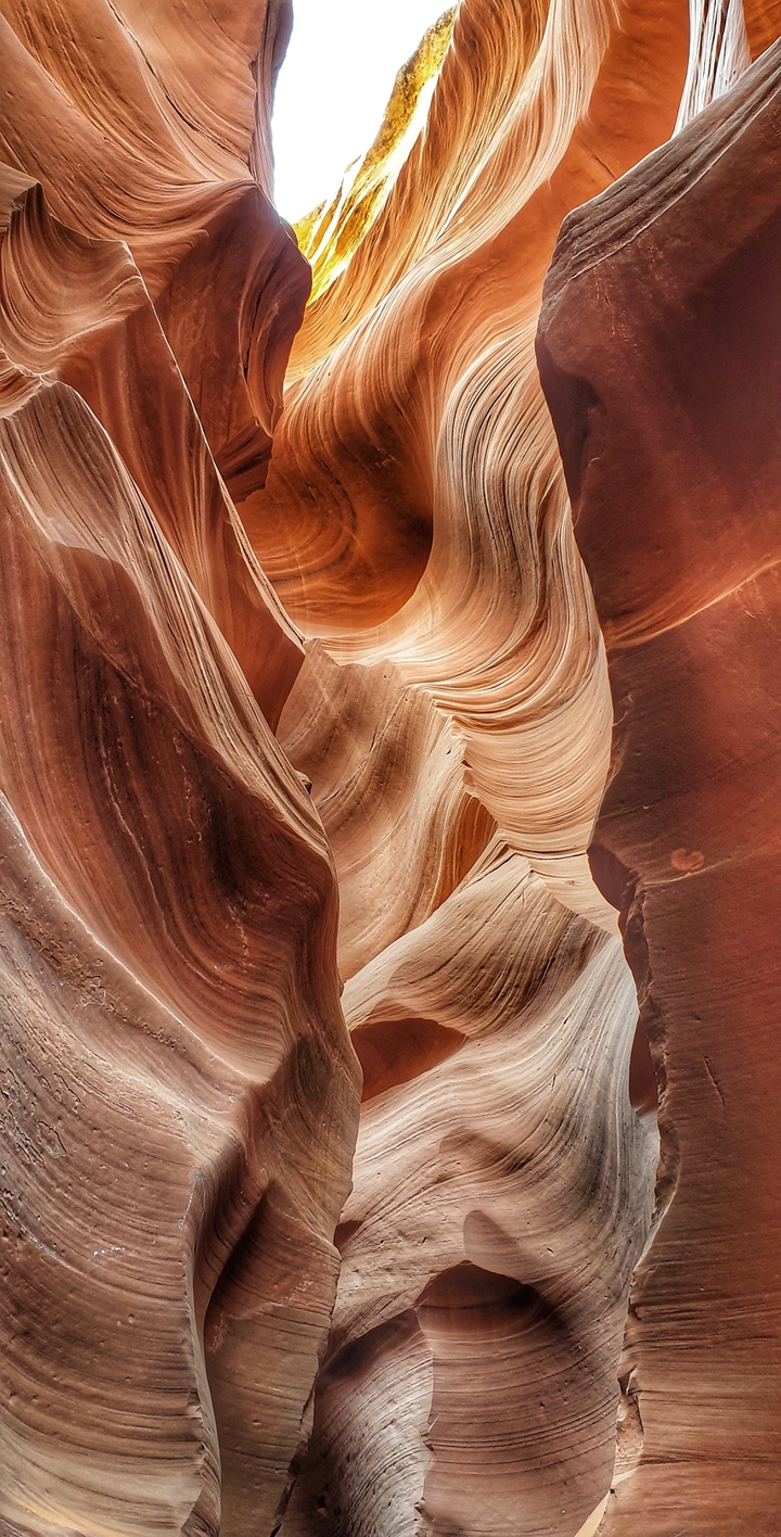 Formations de grès courbées éclairées par la lumière du soleil.
