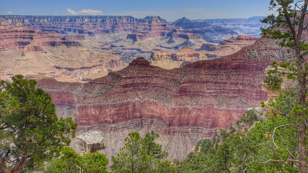 Paysage du Grand Canyon avec des formations rocheuses stratifiées.