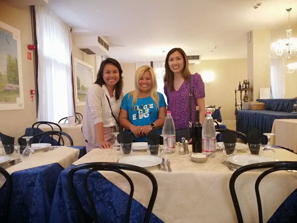 Trois personnes qui posent dans un restaurant.