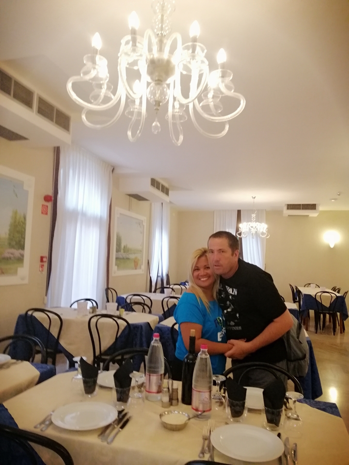 Deux personnes dans une salle à manger.