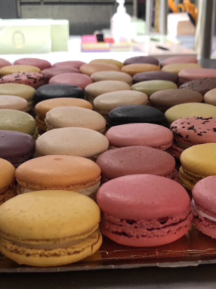 Variété de macarons français colorés.
