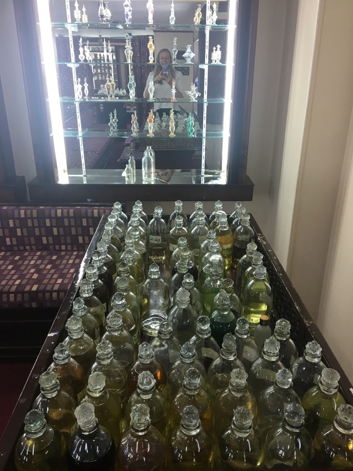 Exposition de diverses bouteilles en verre dans un magasin.