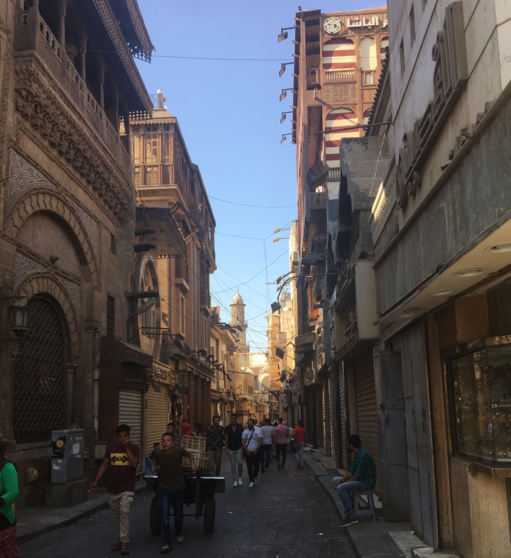 Rue étroite bordée de bâtiments historiques.