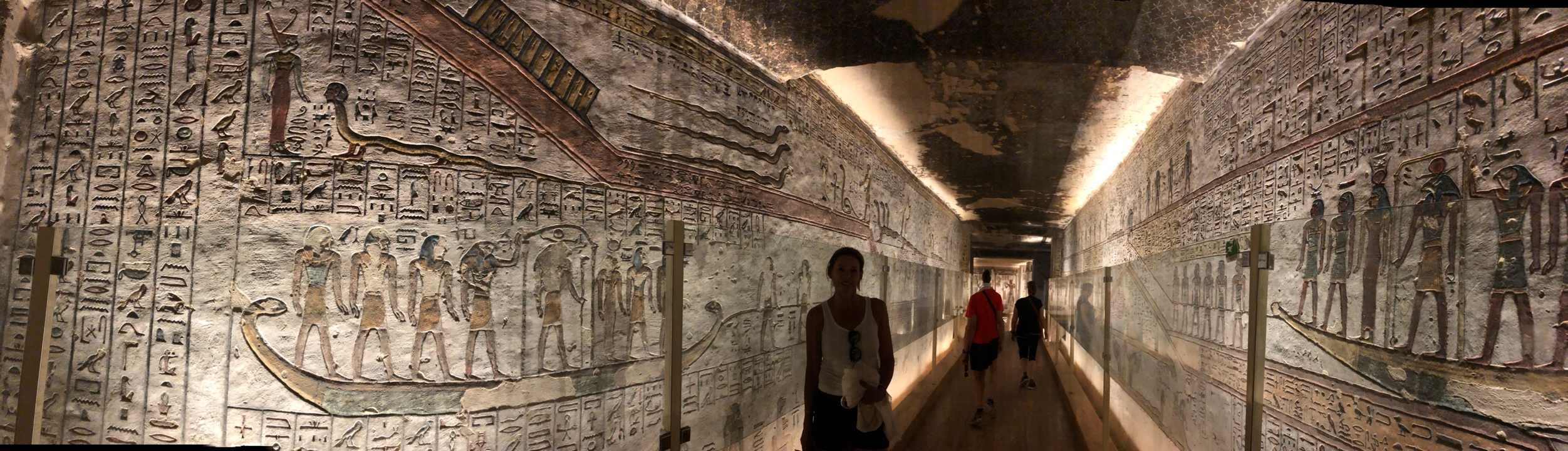 Intérieur d'une tombe avec des murs hiéroglyphiques.