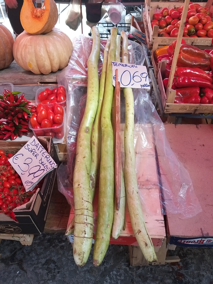 Étal de marché avec légumes assortis.