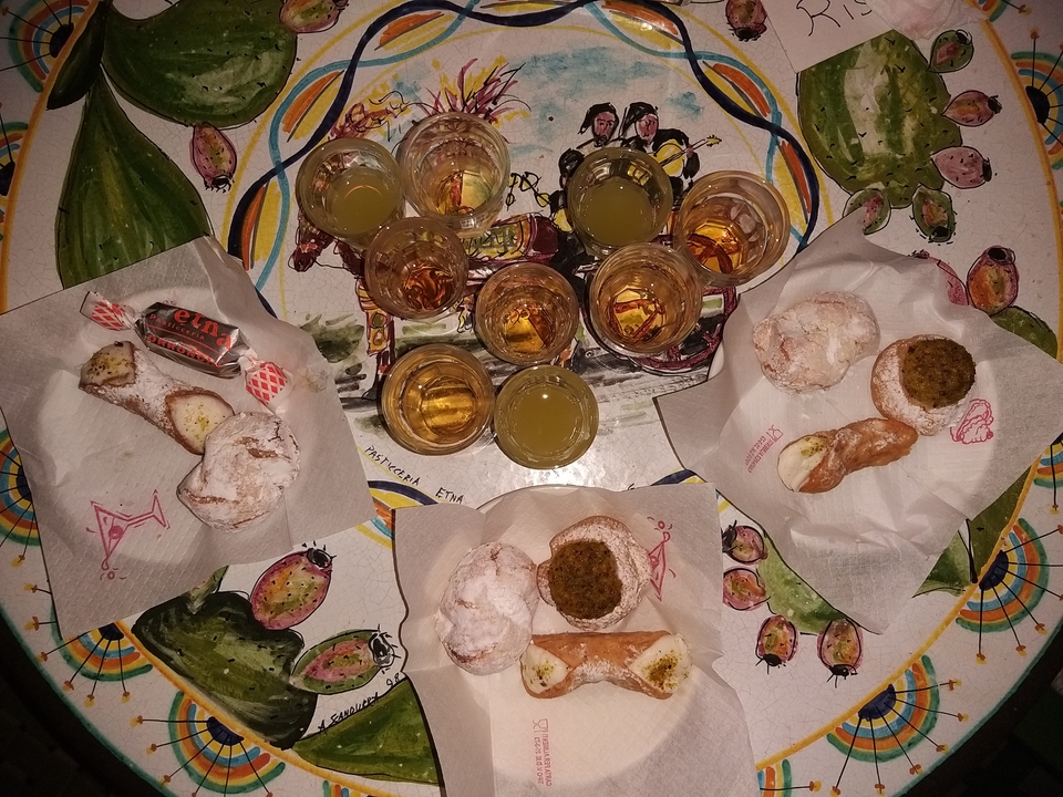 Table avec diverses pâtisseries et boissons.