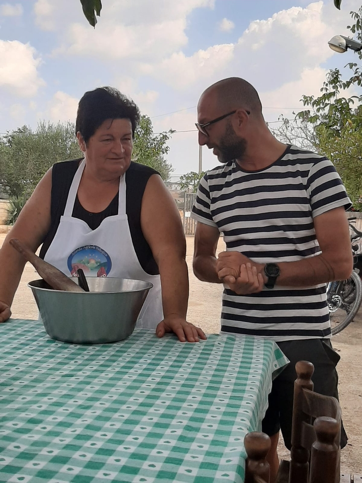 Deux personnes participent à un cours de cuisine.