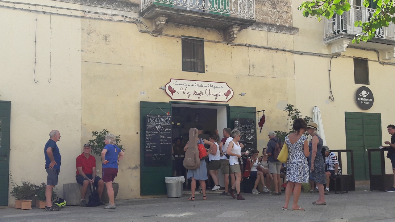Groupe de personnes en file d'attente devant un glacier.
