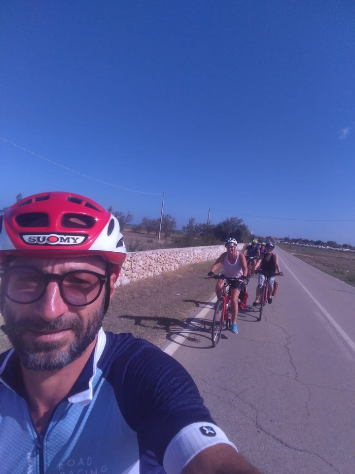 Des cyclistes roulant à vélo sur une route de campagne.