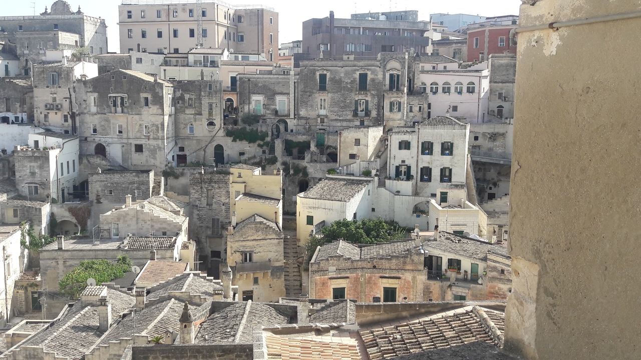 Vue panoramique d'une ville historique avec des bâtiments en pierre.