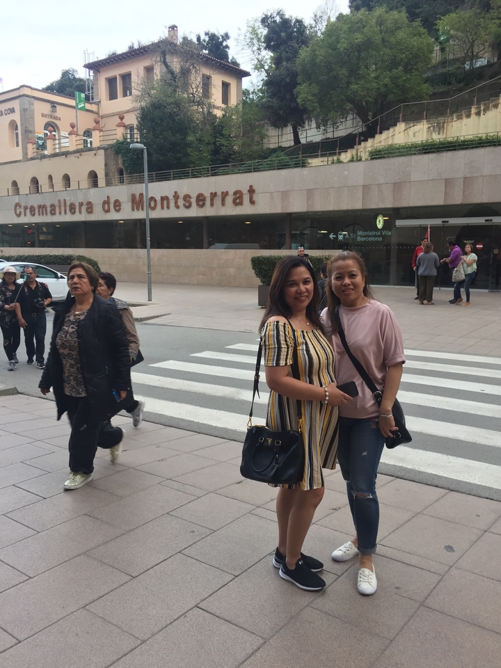 Deux femmes debout devant un bâtiment à Barcelone.
