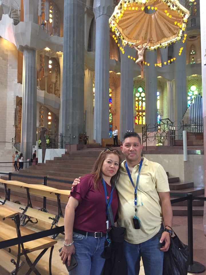 Couple posant à l'intérieur d'une église colorée et historique.