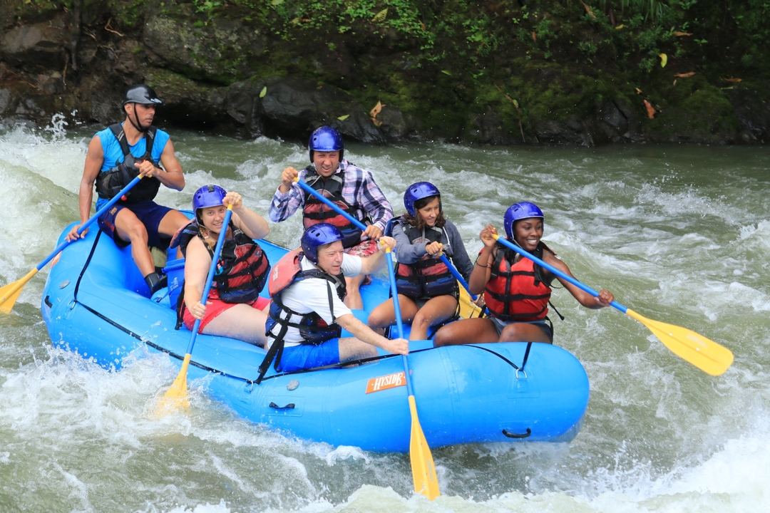 Rafting en groupe en eaux vives sur une rivière.