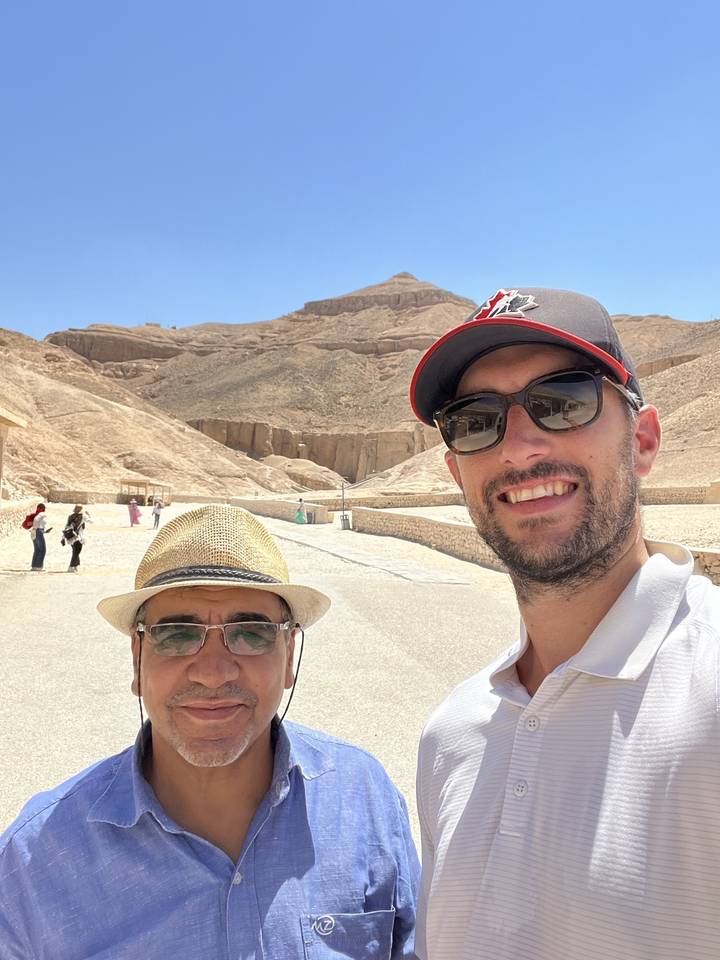Deux hommes prenant un selfie dans un paysage désertique