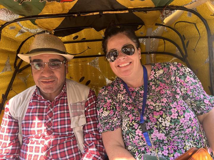 Deux personnes souriantes portant des lunettes de soleil.