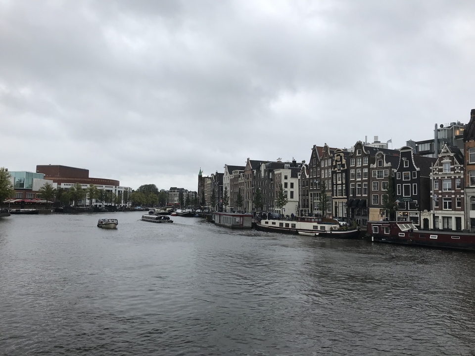 Canal avec des bateaux et des bâtiments historiques bordant les rives.