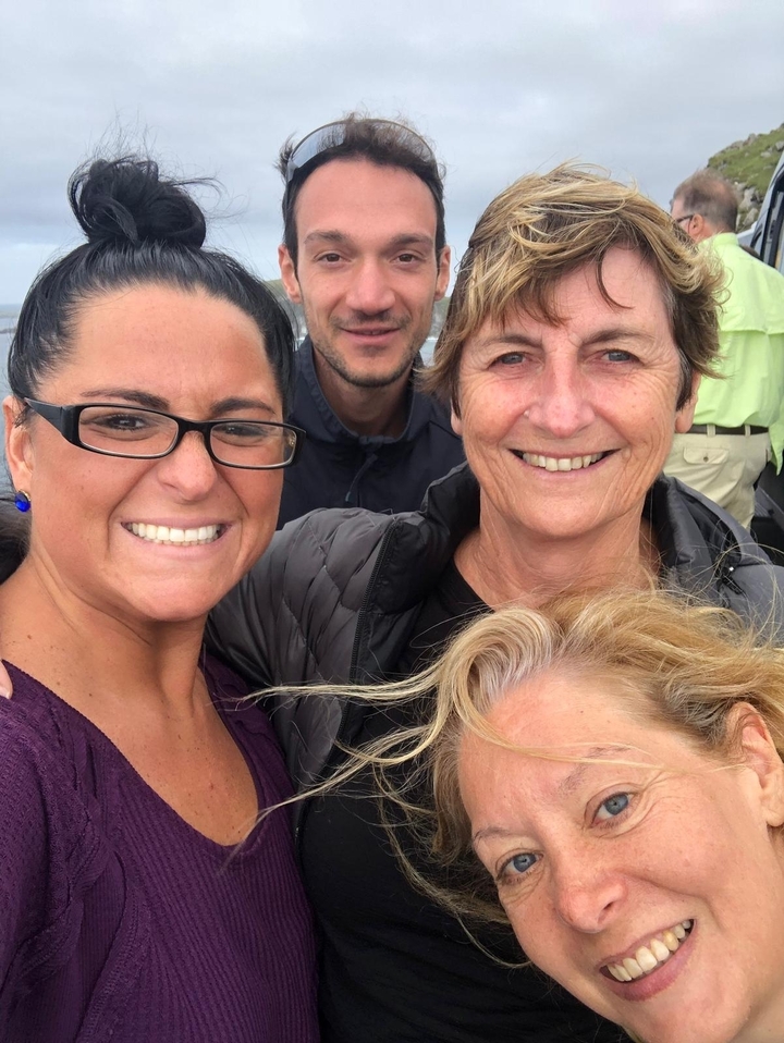 Gros plan de trois personnes souriantes.