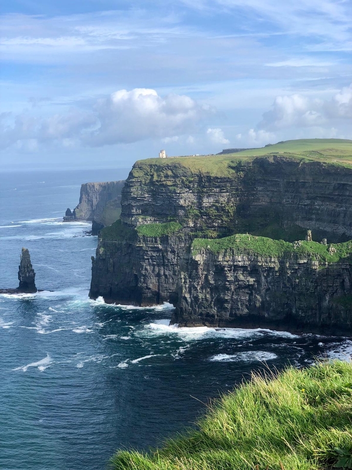 Falaises avec verdure surplombant l'océan.