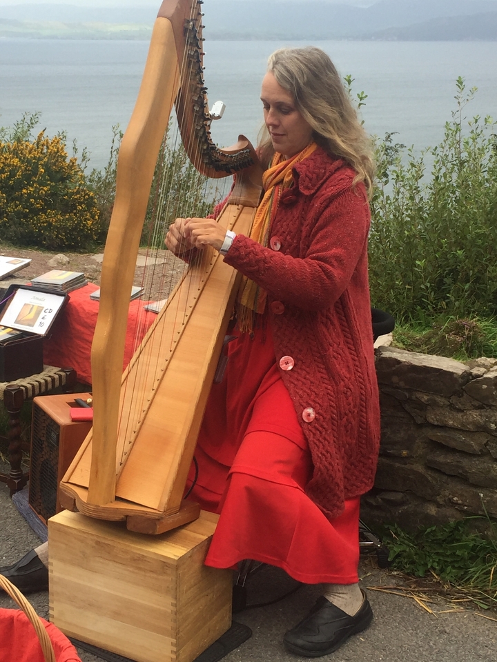 Personne jouant de la harpe en plein air.