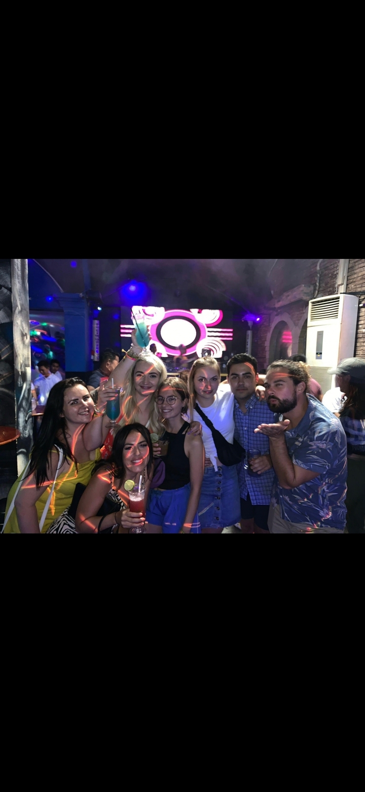 Des gens qui s'amusent à une fête dans une boîte de nuit.