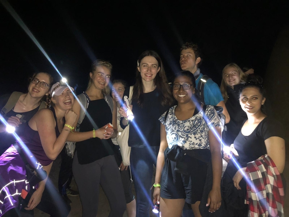 Groupe de personnes avec des lumières dans un environnement sombre.