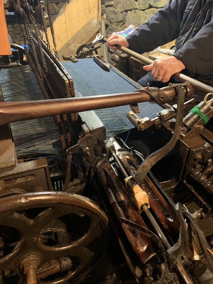 Vue rapprochée de machines avec textiles et fils.