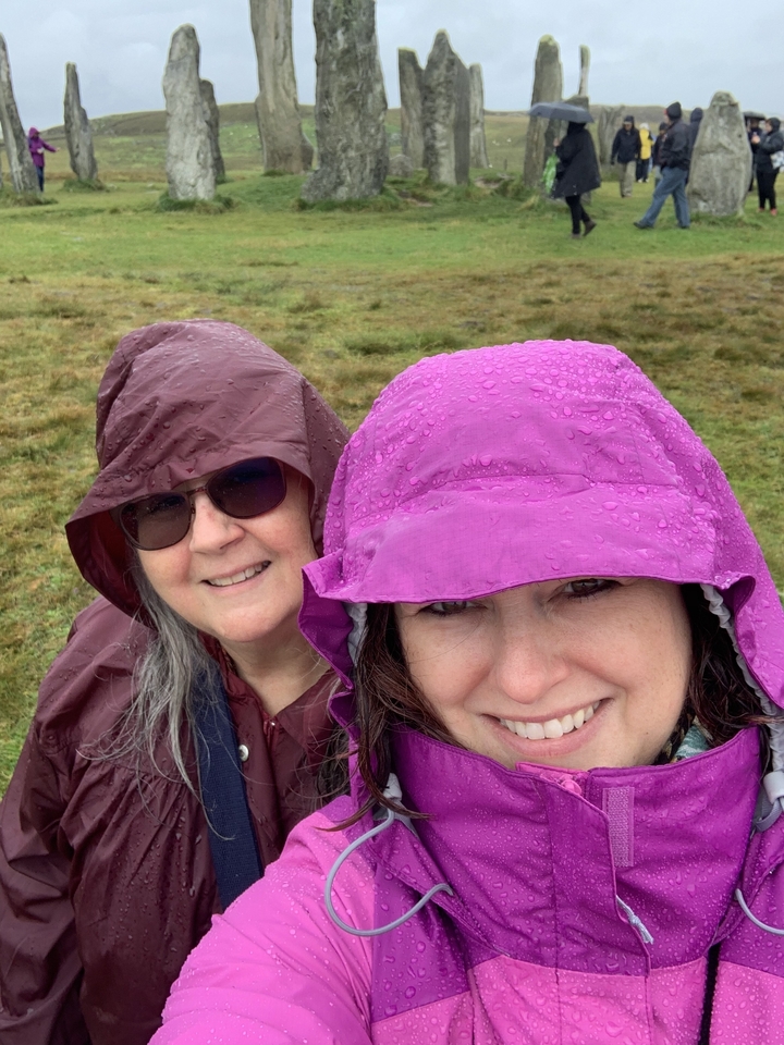 Deux femmes en imperméables prenant la pose à l'extérieur.