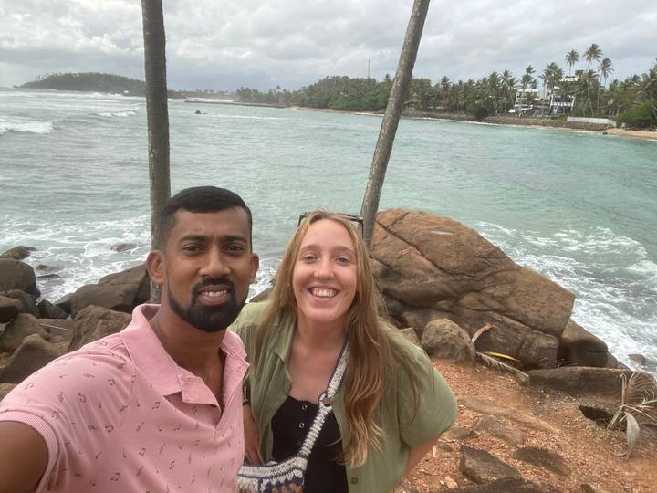 Couple posant près de l'océan.