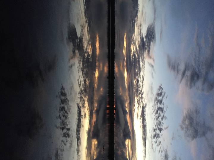 Coucher de soleil magnifique sur une rivière calme.