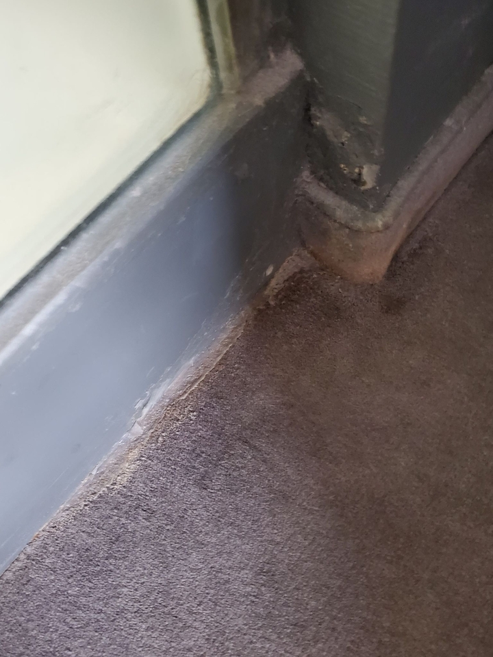 Gros plan flou d'un coin avec moquette.