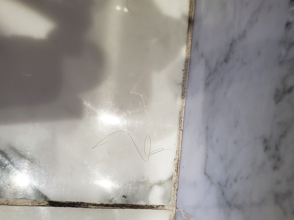 Gros plan d'une surface avec des rayures.