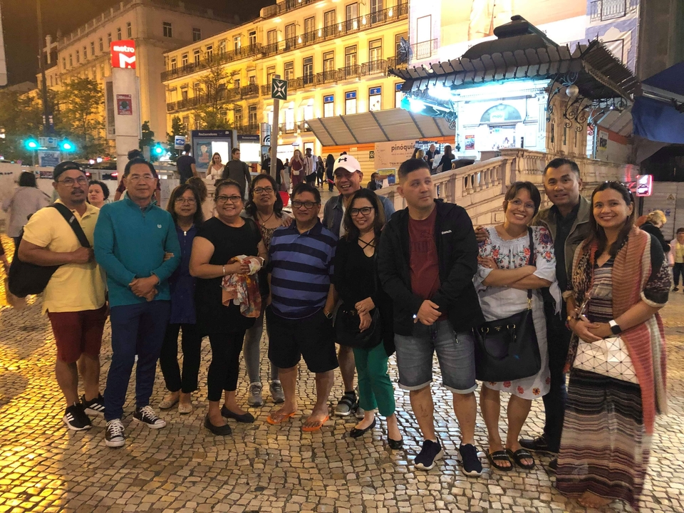 Groupe de personnes se rassemblant la nuit sur une place de la ville.