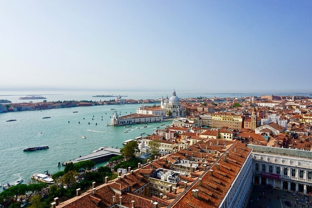 Vue aérienne de Venise avec ses voies navigables et son architecture historique.