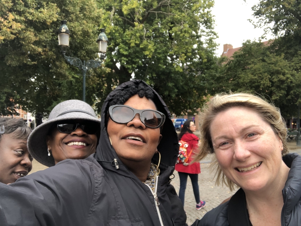 Groupe de personnes prenant un selfie à l'extérieur.