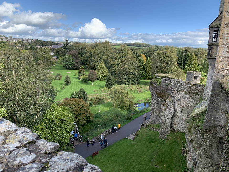 Vue sur les ruines du château et la verdure environnante.