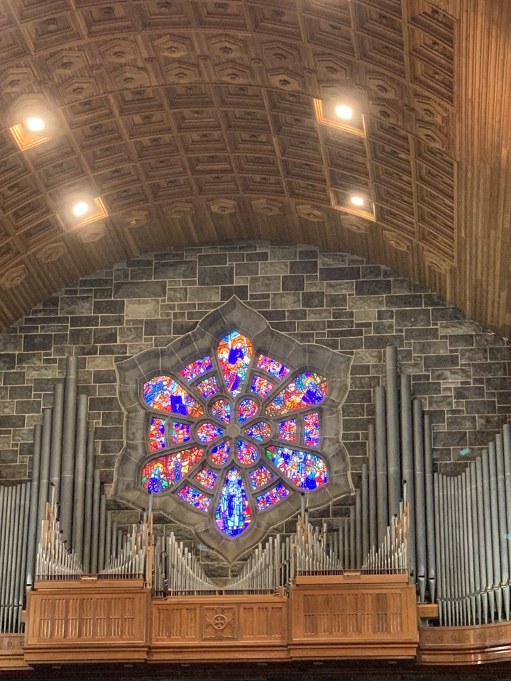 Intérieur d'église avec vitrail coloré.