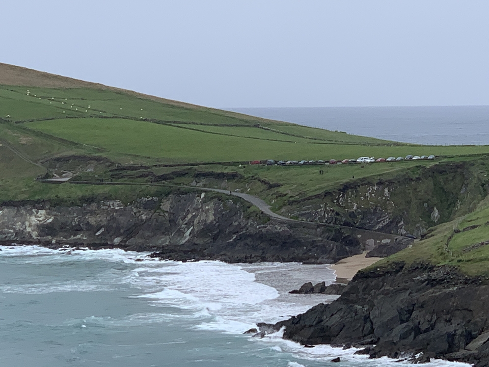 Falaise côtière avec une route sinueuse et vue sur l'océan.