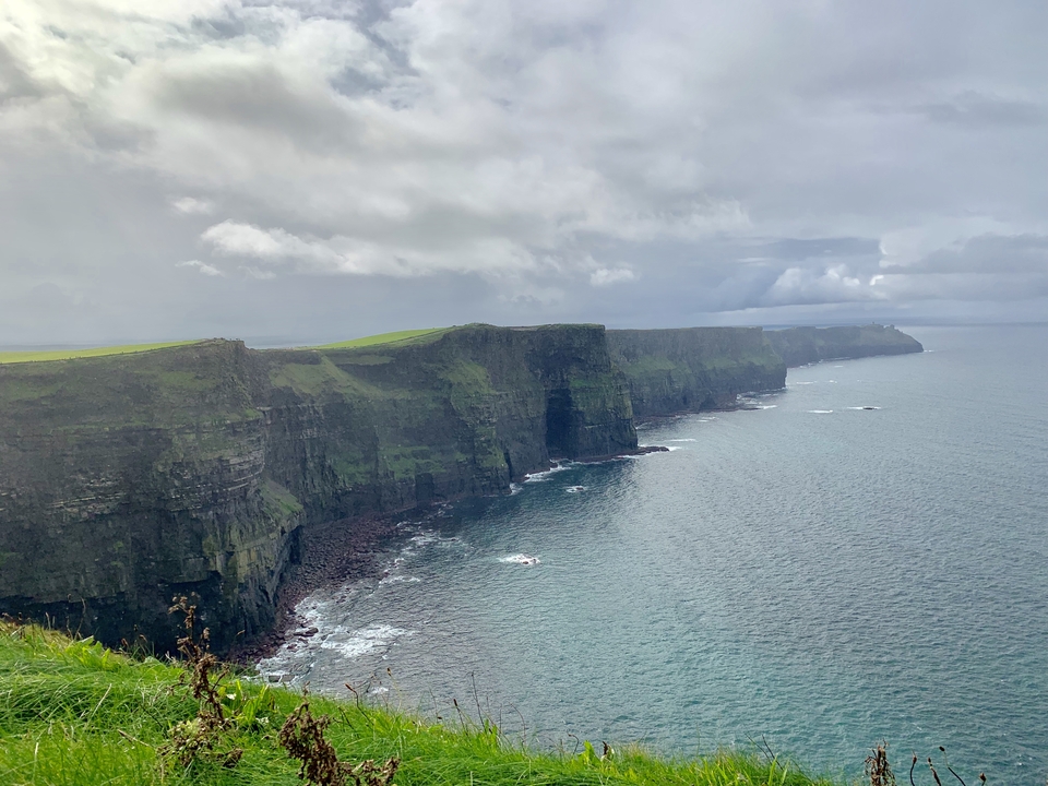 Falaises de Moher surplombant la mer par une journée nuageuse.