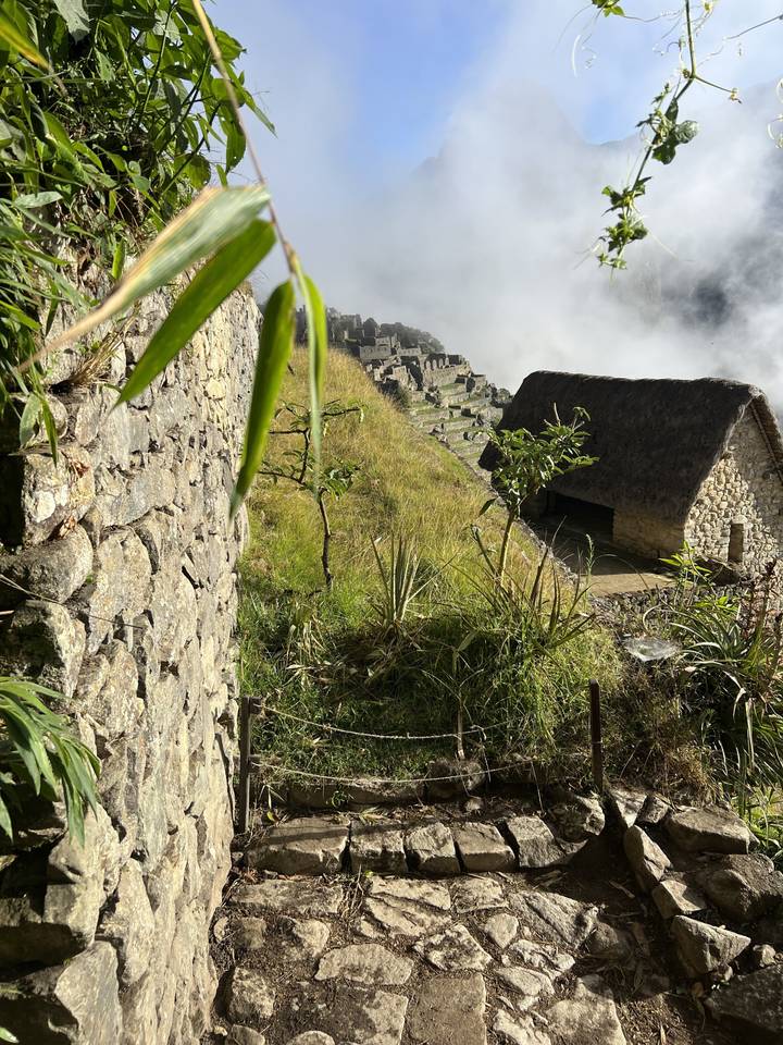 Sentier de pierre avec un arrière-plan brumeux dans une région montagneuse.