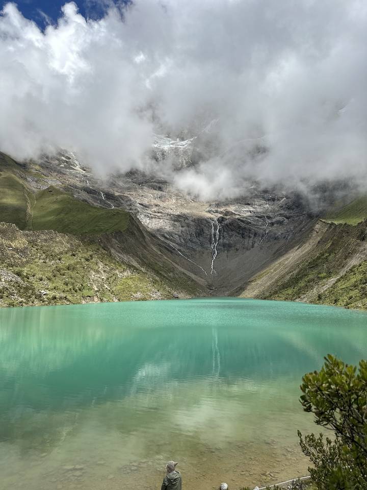 Lac de montagne turquoise avec nuages et montagne.