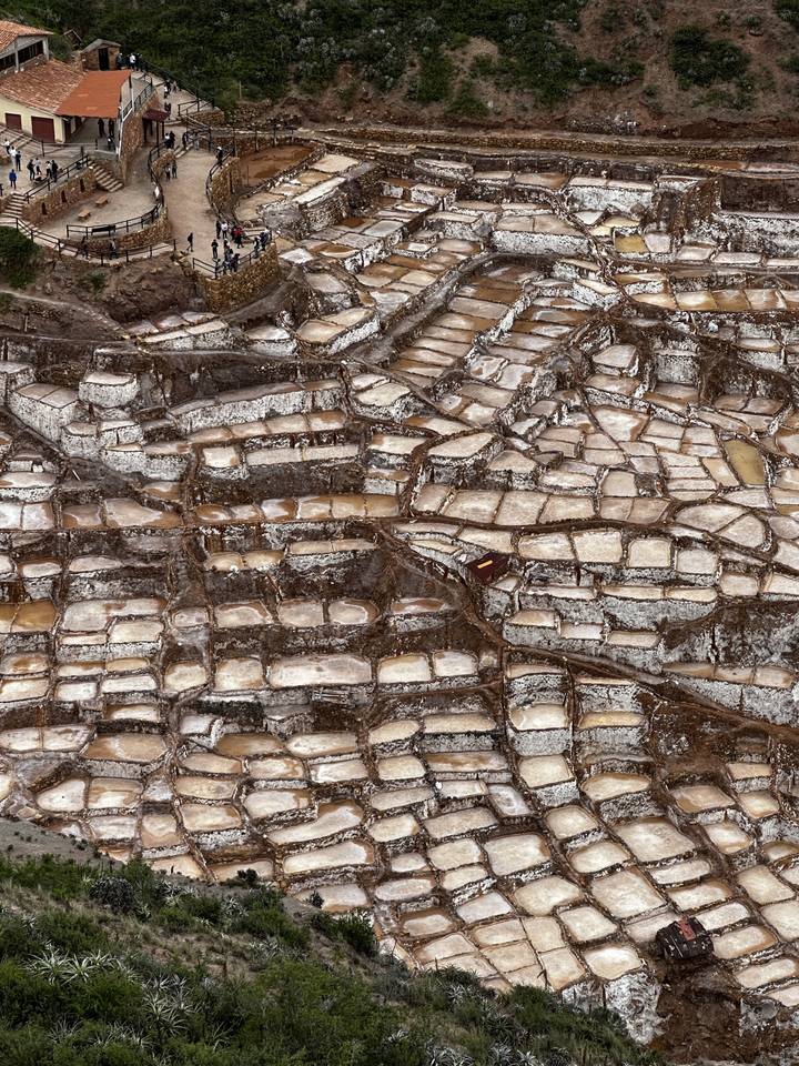 Vue aérienne de salines en terrasses.