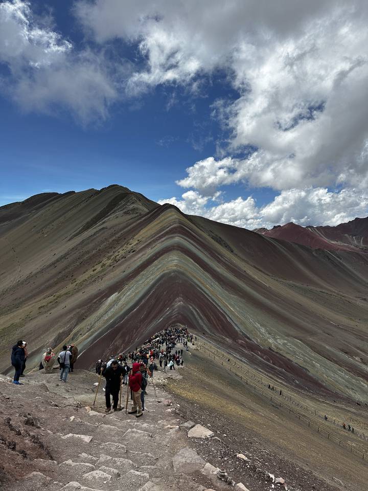 Montagne Arc-en-ciel colorée avec des gens qui font de la randonnée.