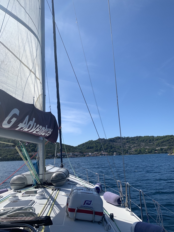 Vue depuis un voilier vers la côte.