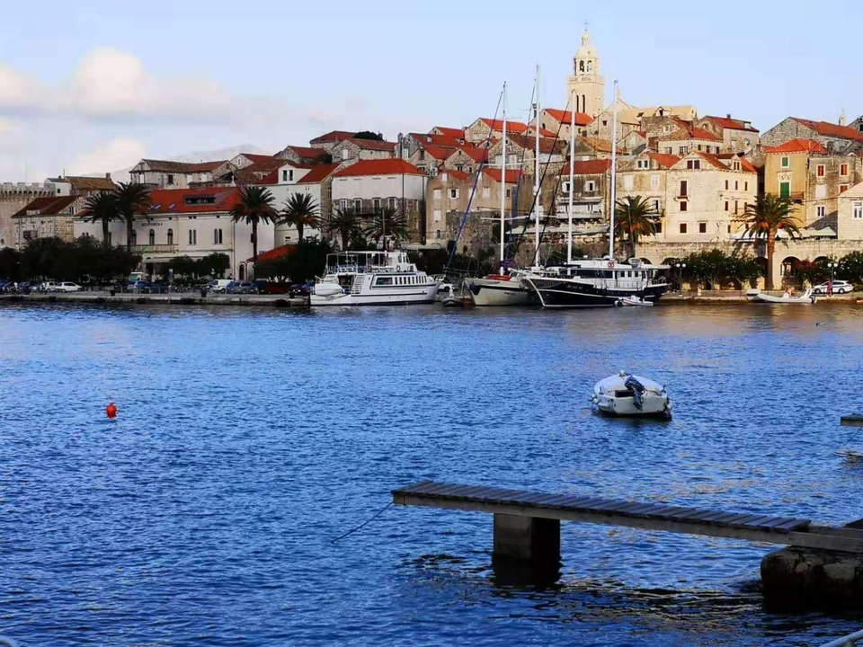 Ville côtière avec des bateaux amarrés dans l'eau.