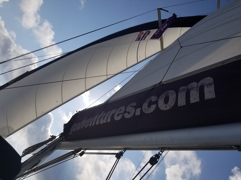 Voile avec marquage visible sur le ciel.